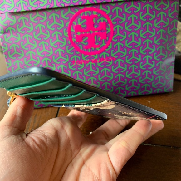 ⛔️SOLD⛔️Authentic Tory Burch leather floral card - Picture 7 of 7